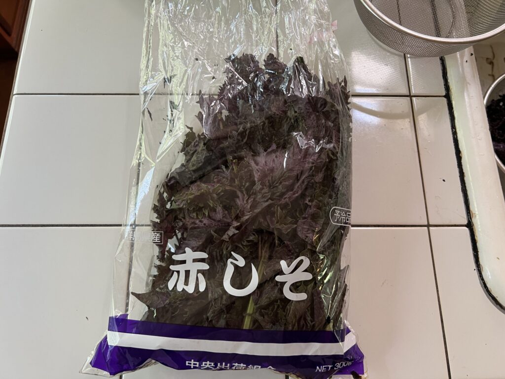 赤しそが店頭に並ぶ期間はとても短い